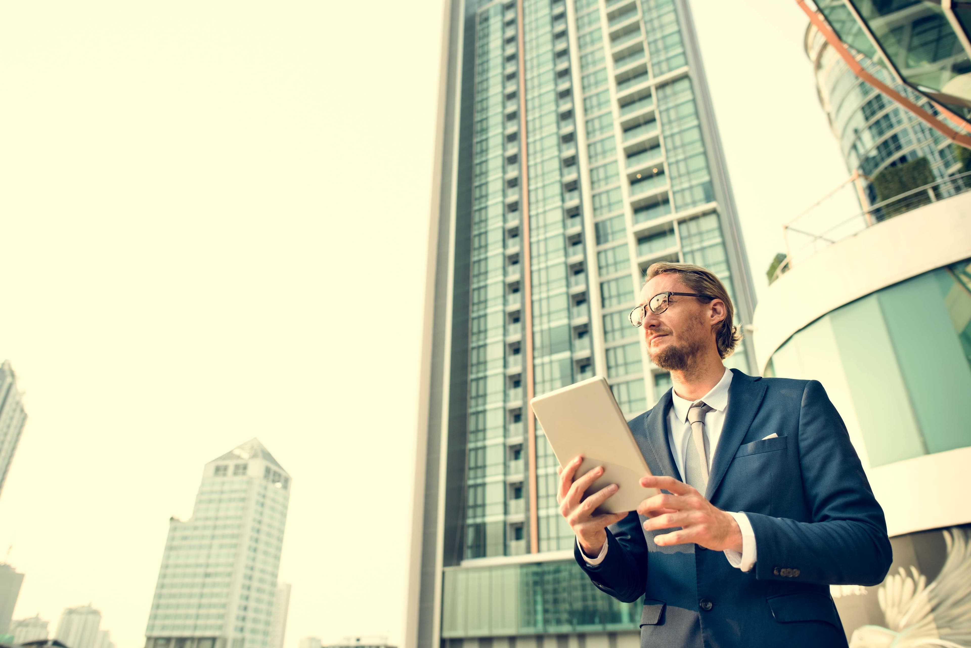 Ein dynamischer Vergleich zwischen einer KI-gestützten Oberfläche und dem Schreibtisch eines traditionellen Immobilienmaklers