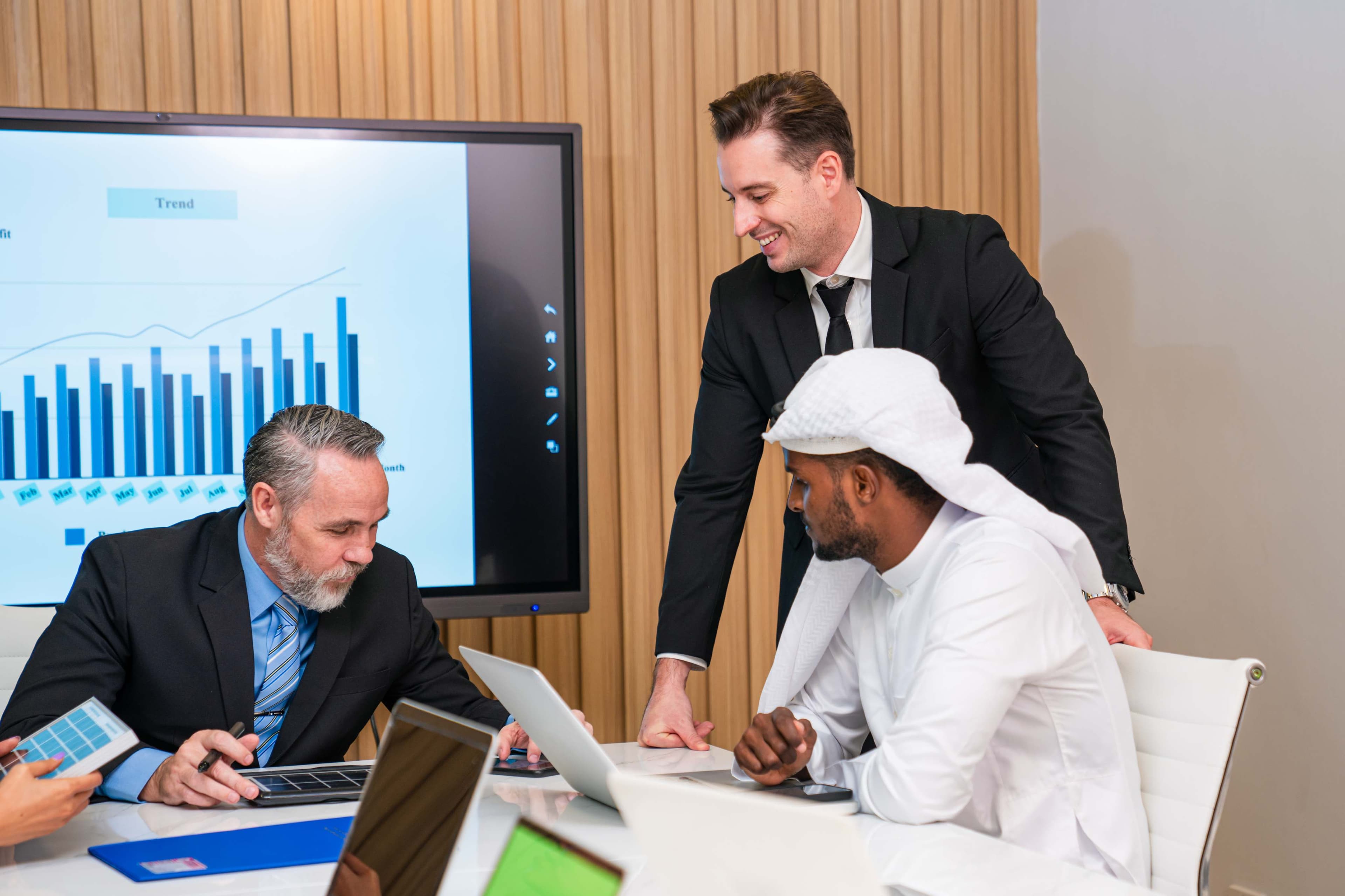 Eine Präsentation fortschrittlicher KI-Immobilienplattform-Funktionen auf verschiedenen digitalen Geräten