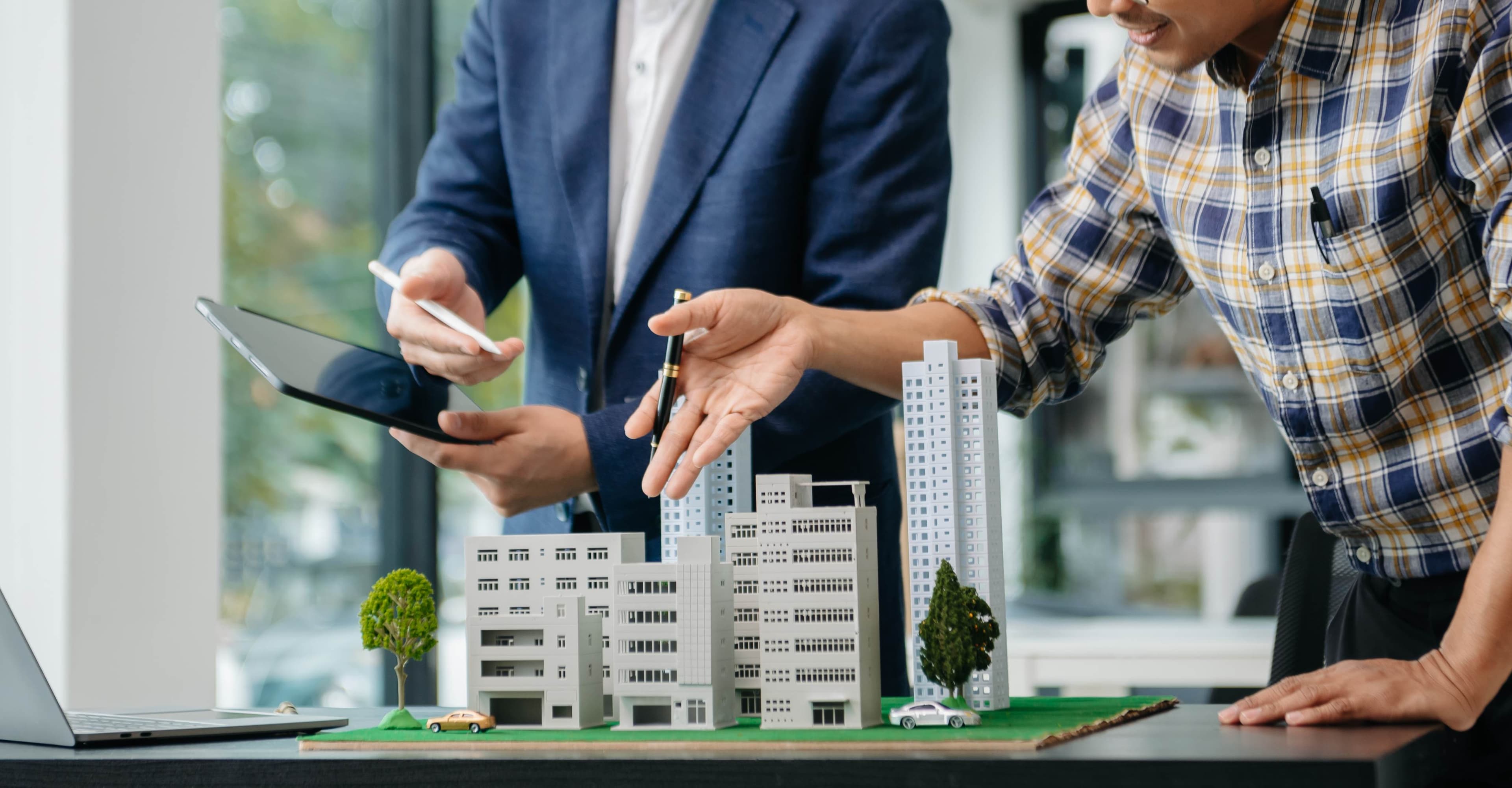 مستخدم يتفاعل مع واجهة مستقبلية، يبرز صفقات عقارية استثنائية وجدها الذكاء الاصطناعي