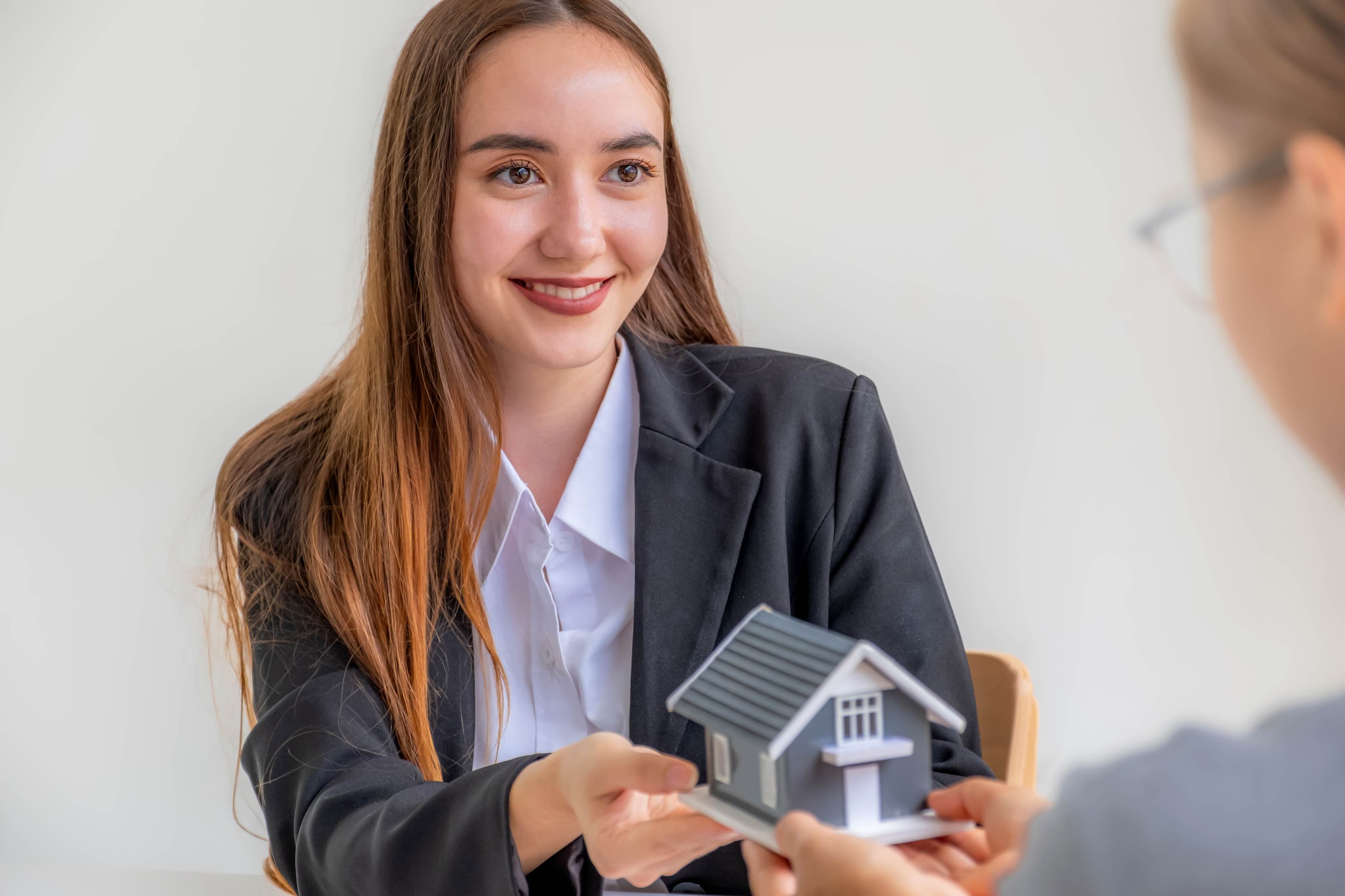 تصور مستقبلي لأفق دبي، متداخل مع الذكاء الاصطناعي وشبكات التكنولوجيا الذكية