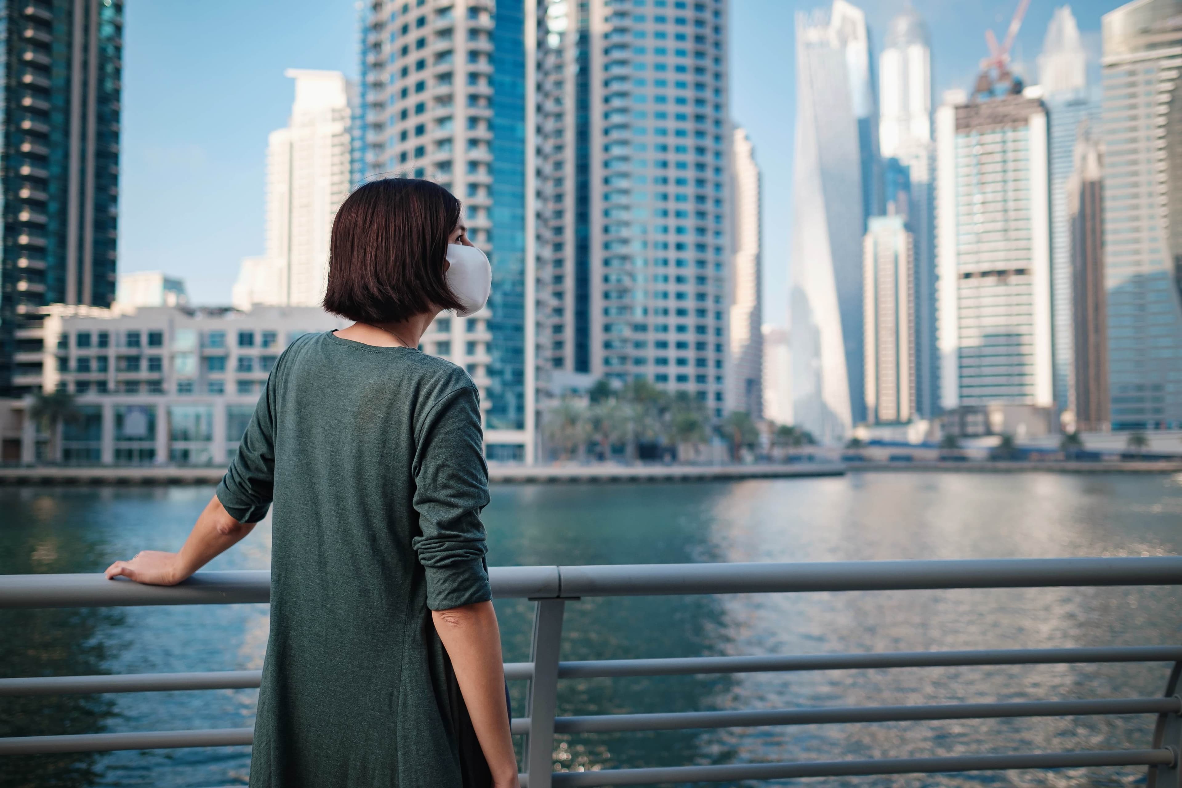 Eine futuristische Visualisierung der Konvergenz von KI und Immobilien in einer Smart-City-Umgebung in den VAE