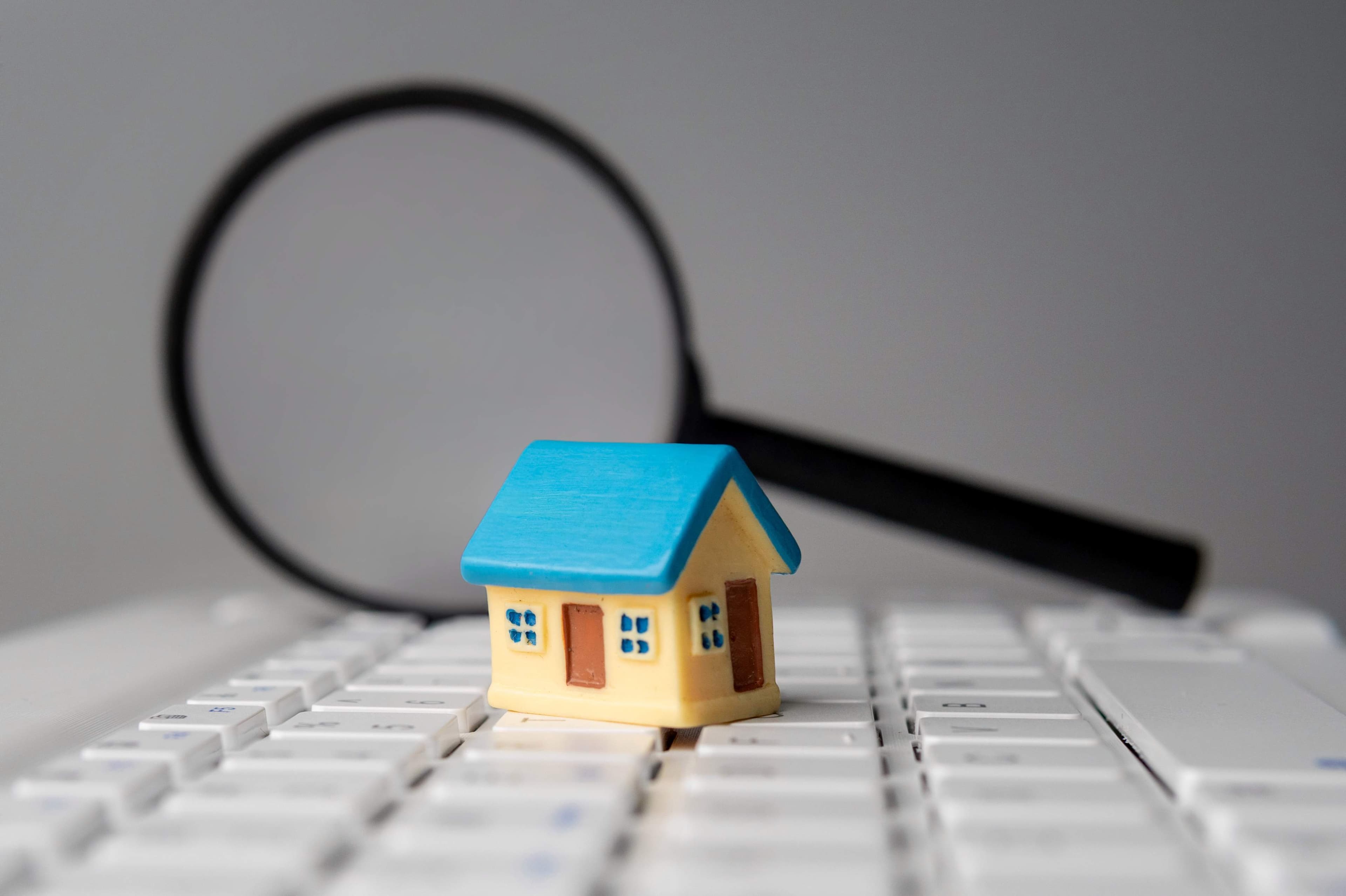 لوحة تحكم أنيقة تعرض تحليل الذكاء الاصطناعي لمحفظة استثمار عقاري